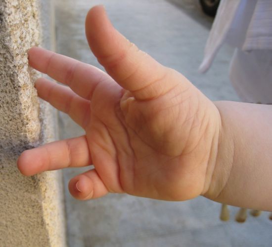 La petite main de Théo par Egeira La petite main de Théo par Egeira