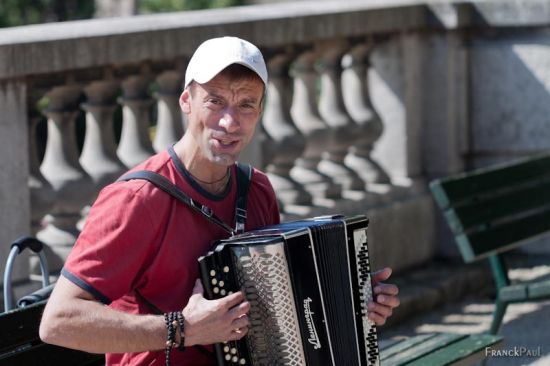 Un accordéoniste russe pas triste croisé à Montmartre un jour de printemps par Franck Paul