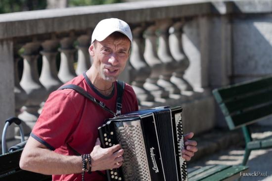 Un accordéoniste russe pas triste croisé à Montmartre un jour de printemps par Franck Paul Un accordéoniste russe pas triste croisé à Montmartre un jour de printemps par Franck Paul