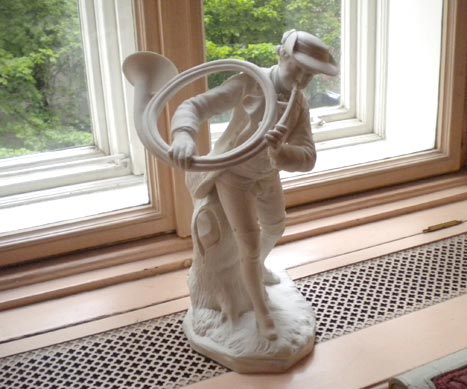 Statuette de musicien à l'ambassade de France à Prague... par Marielouis Statuette de musicien à l'ambassade de France à Prague... par Marielouis