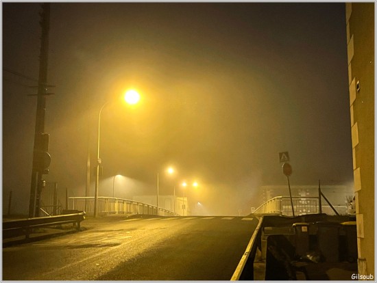 Pont du milieu de nuit et sous le brouillard - Tours décembre 2022
