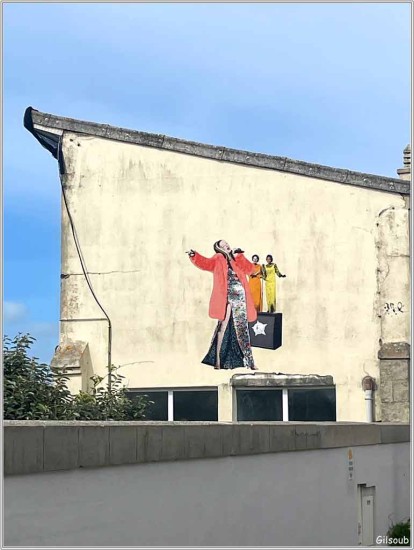 Collage sur un mur &amp;quot;Anne, au bal.&quot;