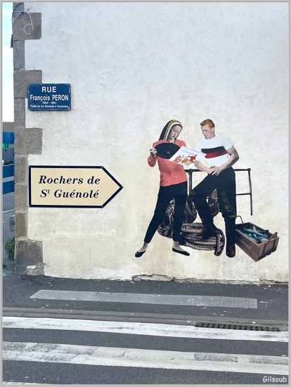 Anne reçoit des disques de la part de jeunes marins