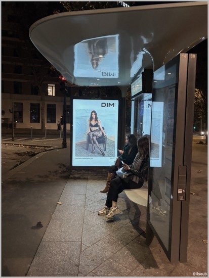 En attendant le bus - Paris Nov 2025