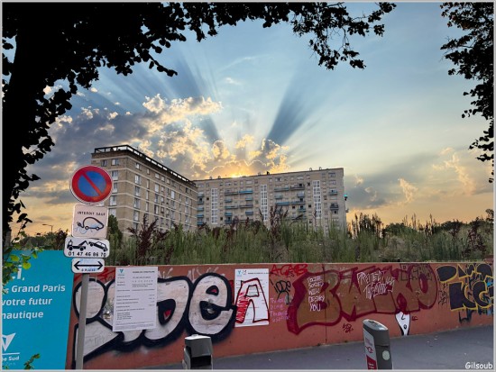 Rayons de soleil sur son lit de graffiti - Chatillion Aout 2026