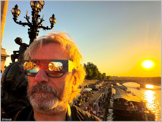 Selfie pendant l'éclipse - Paris pont des Invalides 12 Aout 2026