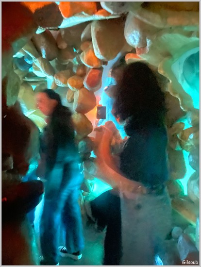 2 personnages en flou de mouvement avance dans un décor mystérieux