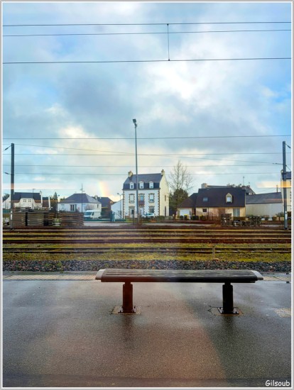 Banc, Quai et Arc en ciel - Décembre 2025