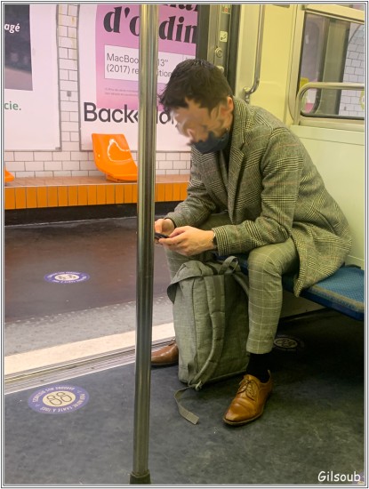 L'homme au costard à rayure - Métro Parisien 2021