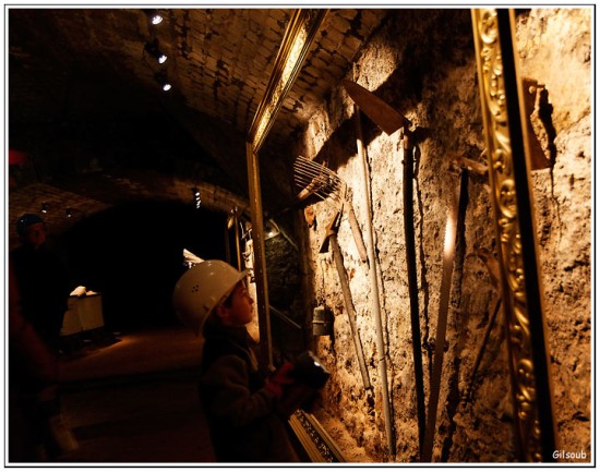 Mineur regardant des outils de mineur - - Mine d'Asphalte du Val de travers - Aout 2010