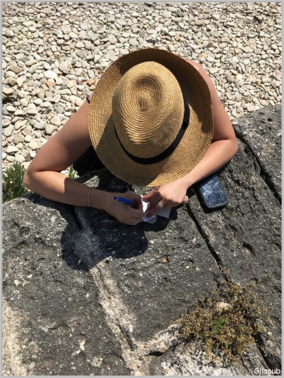 Sous son Chapeau...