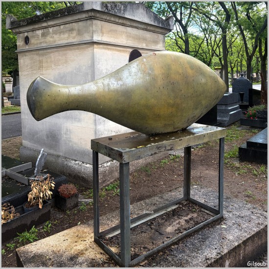 Poisson Sirène sculpture d’Alex Berdal - Cimetière du Montparnasse Mai 2026