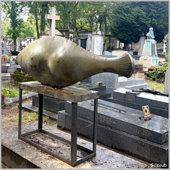 Poisson Sirène sculpture d’Alex Berdal- Cimetière du Montparnasse Mai 2026