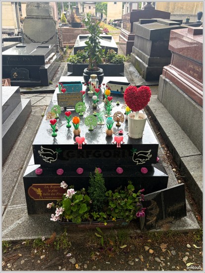 Tombe aux petits coeurs- cimetière du Montparnasse  Mai 2026